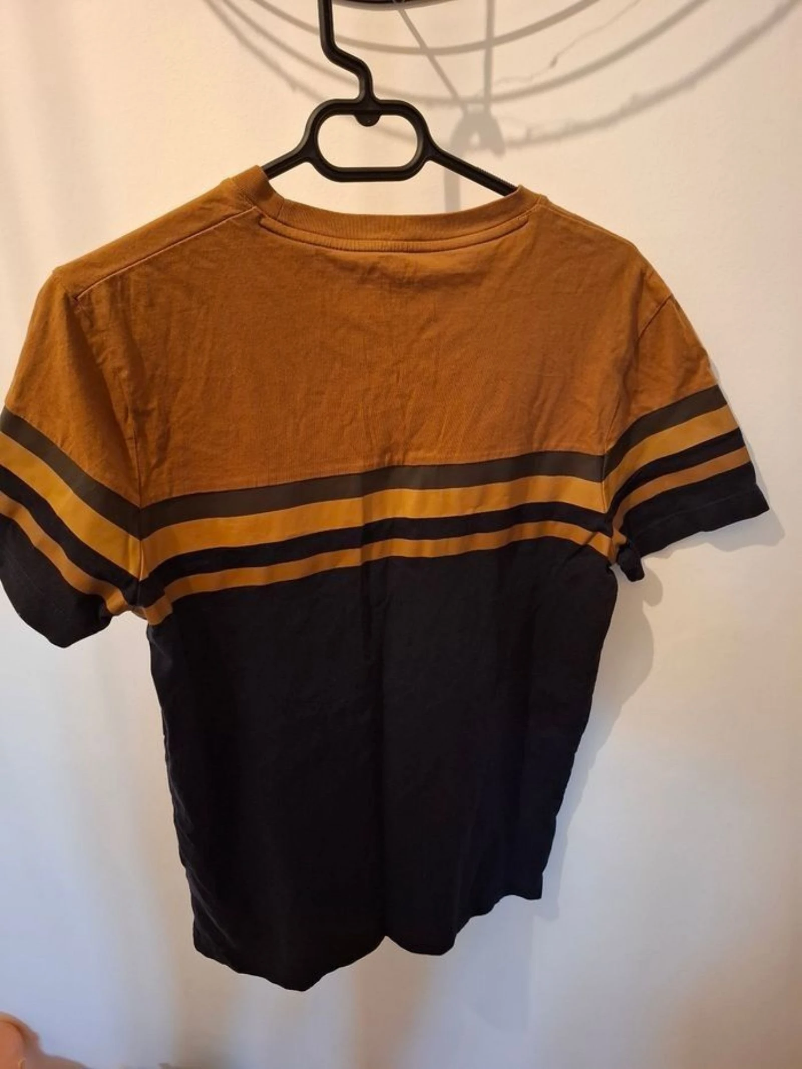 Camiseta slim con cuello limpio y cuidado – photo 3